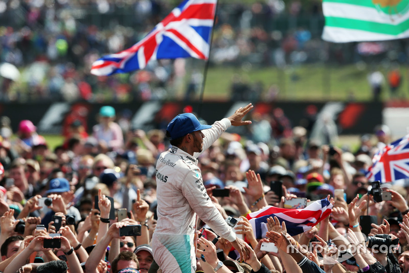 Ganador de la carrera Lewis Hamilton, Mercedes AMG F1 celebra con los fans