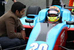 Karun Chandhok talks with Arjun Maini, Jenzer Motorsport