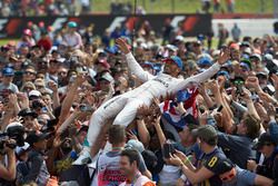 Lewis Hamilton, Mercedes AMG F1 fête sa victoire avec les fans