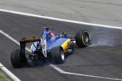 Felipe Nasr, Sauber C35 after a collision with Jolyon Palmer, Renault Sport F1 Team RS16