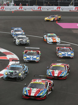 #51 AF Corse Ferrari 488 GTE: Gianmaria Bruni, James Calado leads