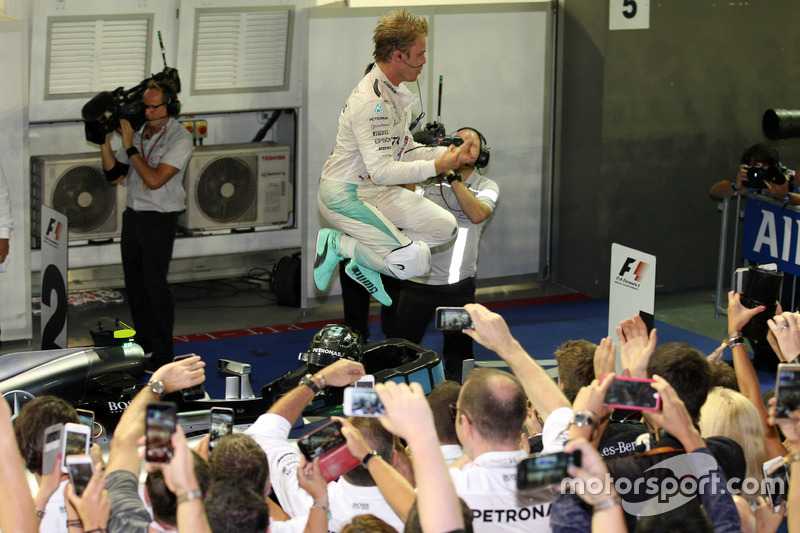 Ganador de la carrera Nico Rosberg, Mercedes AMG F1 celebra en parc ferme