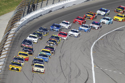 Relance : Matt Kenseth, Joe Gibbs Racing Toyota, Kevin Harvick, Stewart-Haas Racing Chevrolet lead