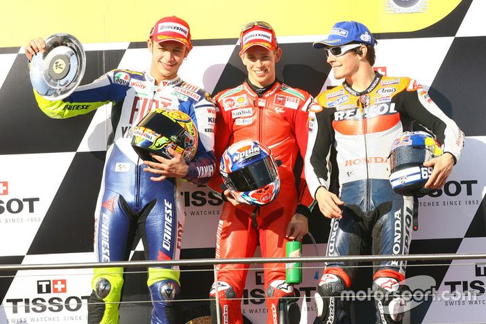 Podio: segundo lugar Valentino Rossi, Yamaha; ganador de la carrera Casey Stoner, Ducati; tercer lugar Nicky Hayden, Repsol Honda