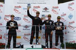 Podio Gara 2 Trofeo Cayman: al secondo posto Riccardo Pera, Ebimotors, il vincitore Sabino Marco De Castro, Ebimotors, al terzo posto Niccolò Mercatali e Jonathan Ceccotto, Dinamic Motorsport