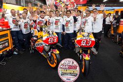 Le vainqueur Marc Marquez, Repsol Honda Team fête sa victoire avec l'équipe