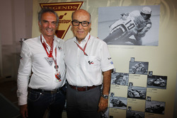 Carmelo Ezpeleta, CEO de Dorna Sports, et Franco Uncini, directeur de la sécurité des Grands Prix à la FIM