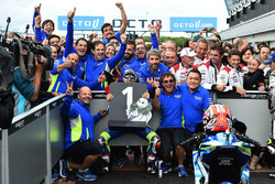 Le vainqueur Maverick Viñales, Team Suzuki MotoGP