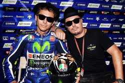 Valentino Rossi, Yamaha Factory Racing avec Alessio Salucci et le casque Blues Brothers