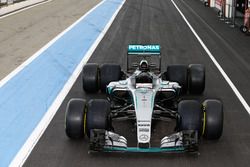 Mercedes AMG F1 W06 Hybrid, mit Pirelli-Reifen von 2017 und 2016