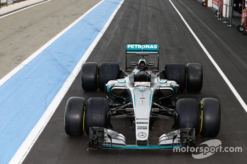 Mercedes AMG F1 W07 Hybrid met Pirelli-banden van 2016 en 2017