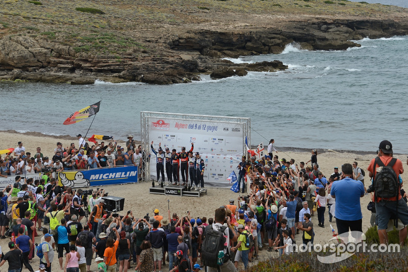 Podio: i vincitori Thierry Neuville, Nicolas Gilsoul, Hyundai i20 WRC, Hyundai Motorsport; Jari-Matti Latvala, Miikka Anttila, Volkswagen Polo WRC, Volkswagen Motorsport; Sébastien Ogier, Julien Ingrassia, Volkswagen Polo WRC, Volkswagen Motorsport