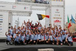 I vincitori Thierry Neuville, Nicolas Gilsoul, Hyundai i20 WRC, Hyundai Motorsport con il team