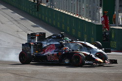 Daniil Kvyat, Scuderia Toro Rosso STR11 and Nico Hulkenberg, Sahara Force India F1 VJM09 battle for position