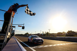 Zielflagge: Jamie Whincup, Triple Eight Race Engineering, Holden