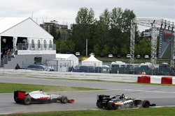 Sergio Perez, Sahara Force India F1 VJM09 and Romain Grosjean, Haas F1 Team VF-16 battle for position