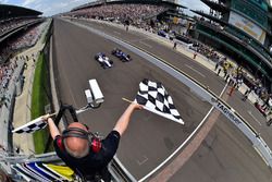 Fotofinish: Dean Stoneman, Andretti Autosport, und Ed Jones, Carlin