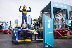 Sテゥbastien Buemi, Renault e.Dams, pemenang lomba bersuka-cita in Parc ferme