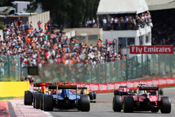 Felipe Nasr, Sauber C35 e Kimi Raikkonen, Ferrari SF16-H