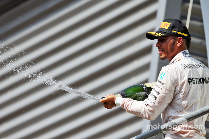 Podio: Lewis Hamilton, Mercedes AMG F1 festaggia il suo terzo posto con lo champagne sul podio