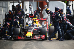 Max Verstappen, Red Bull Racing RB12 fa un pit stop