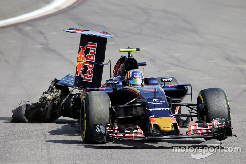 Carlos Sainz Jr., Scuderia Toro Rosso STR11 with a puncture and damaged rear wing