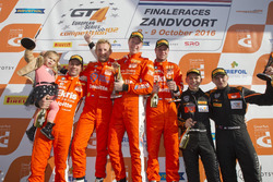 Podium na race 2: eerste plaats Simon Knap, Rob Severs, Racing Team Holland by Ekris Motorsport; twe