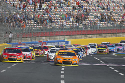 Start: Kevin Harvick, Stewart-Haas Racing Chevrolet, leads