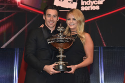 Le Champion Simon Pagenaud, Team Penske Chevrolet avec sa petite amie Hailey