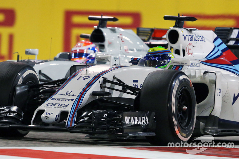 Felipe Massa, Williams FW38 and Romain Grosjean, Haas F1 Team VF-16 battle for position