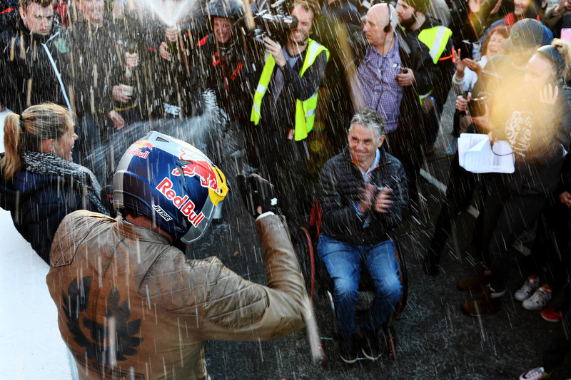 Dougie Lampkin recorre la Isla de Man sobre una rueda