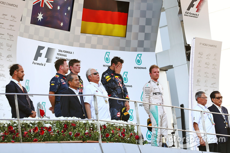 El podio: Max Verstappen, Red Bull Racing, segundo; Daniel Ricciardo, Red Bull Racing, ganador de la carrera; Nico Rosberg, de Mercedes AMG F1, tercera