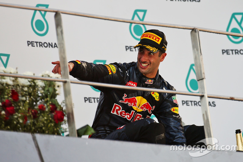 Daniel Ricciardo, Red Bull Racing ganador de la carrera se celebra en el podio