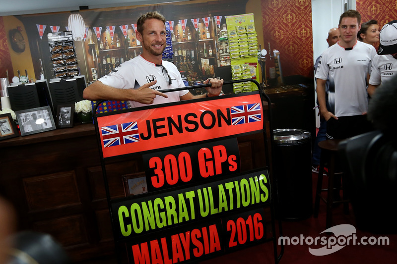 Jenson Button e Stoffel Vandoorne ao fundo