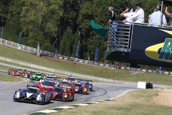Start: #60 Michael Shank Racing with Curb/Agajanian Ligier JS P2 Honda: John Pew, Oswaldo Negri Jr., Olivier Pla leads