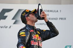 Le vainqueur Daniel Ricciardo, Red Bull Racing fête sa victoire sur le podium en buvant du champagne de sa chaussure