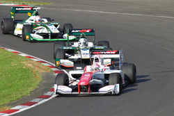 アンドレ・ロッテラー、中嶋一貴(VANTELIN TEAM TOM’S)を抑える野尻智紀(DOCOMO TEAM DANDELION RACING)