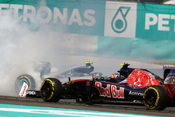 Nico Rosberg, Mercedes AMG F1 W07 Hybrid reprend la piste après un contact au premier virage