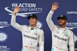 Ganador de la pole Lewis Hamilton, Mercedes AMG F1, y el segundo puesto Nico Rosberg, Mercedes AMG