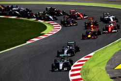 Nico Rosberg, Mercedes AMG F1 W07 Hybrid devant Lewis Hamilton, Mercedes AMG F1 W07 Hybrid, Daniel Ricciardo, Red Bull Racing et le reste du peloton au départ