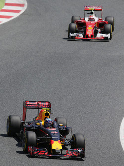 Max Verstappen, Red Bull Racing RB12 en Kimi Raikkonen, Ferrari SF16-H