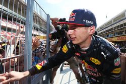 Le vainqueur Max Verstappen, Red Bull Racing fête sa victoire avec les fans