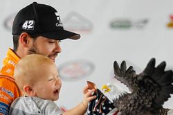 Race winner Kyle Larson, Chip Ganassi Racing Chevrolet with son Owen