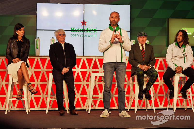 (Da Sx a Dx): Stephanie Sigman, attrice; Bernie Ecclestone; Gianluca di Tondo, Heineken Global Head of Brand; Jackie Stewart; e Carles Puyol, ex calciatore,  all'annuncio della sponsorizzazione Heineken