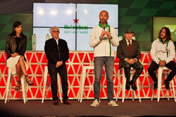 Stephanie Sigman, actrice; Bernie Ecclestone; Gianluca di Tondo, responsable global de la marque Heineken; Jackie Stewart et Carles Puyol, ancien footballeur, présents lors de l'annonce Heineken