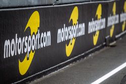 Motorsport.com banners en la pista