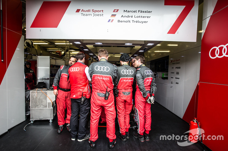 Des mécaniciens Audi empêchent de voir le travail effectué sur la #7 Audi Sport Team Joest Audi R18