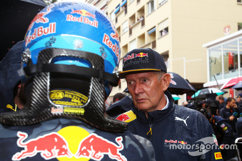 (L to R): Daniel Ricciardo, Red Bull Racing with Dr Helmut Marko, Red Bull Motorsport Consultant on the grid