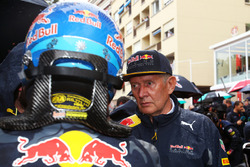 (Ki ke Ka):Daniel Ricciardo, Red Bull Racing bersama Dr Helmut Marko, Red Bull Motorsport Consultant