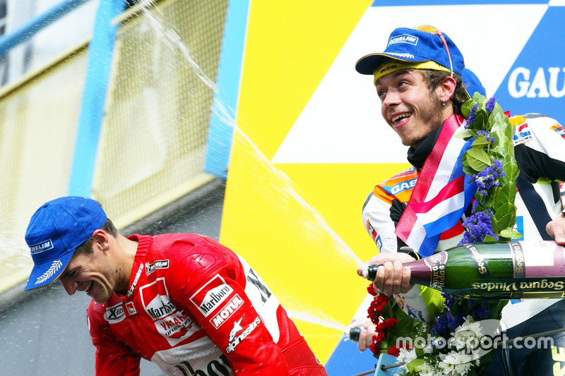 Podium: ganador, Valentino Rossi, Honda Team, tercero, Carlos Checa, Yamaha Team